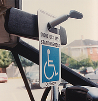 Vignette de stationnement pour personnes handicapées.