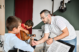 Cours de guitare pour enfants.