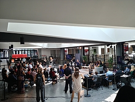 Toute l’équipe était en place lors du tournage du midi-causerie dans l’Espace culturel Georges-Émile-Lapalme de la Place des arts.