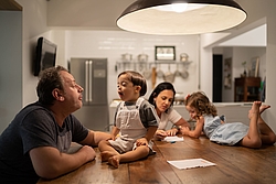 Famille avec deux enfants.