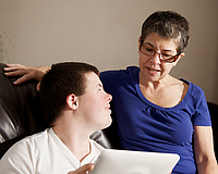 Mère et son fils avec un handicap.